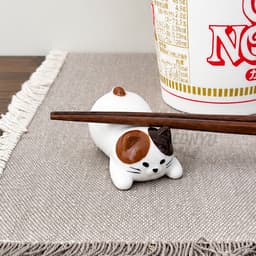 ふたをぎゅっと押す猫ホルダー 3